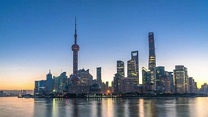 地标东方明珠大厦和上海日出的现代建筑。时间间隔超长
