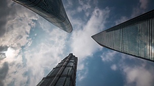 中国上海夏日楼顶市中心建筑天空向上看 时差