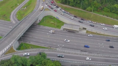 城市道路交叉口，立交桥。高峰时间缓慢行驶的汽车