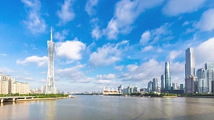 蓝天中广州河边的现代写字楼。时间间隔
