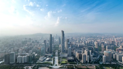 全景鸟瞰广州的天际线，建筑物和交通，延时摄影。