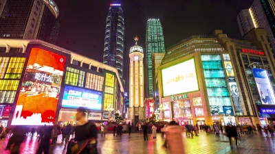 重庆商业广场上拥挤的人们。延时