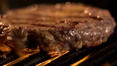 烧烤架上美味的鱼片肉