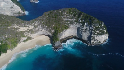 在Nusa Penida，印度尼西亚巴厘岛的Kelingking海滩鸟瞰。