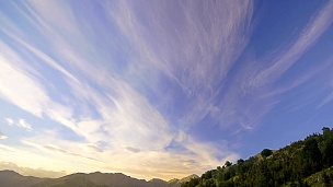 日落天空与山景中的云彩timelapse高清视频
