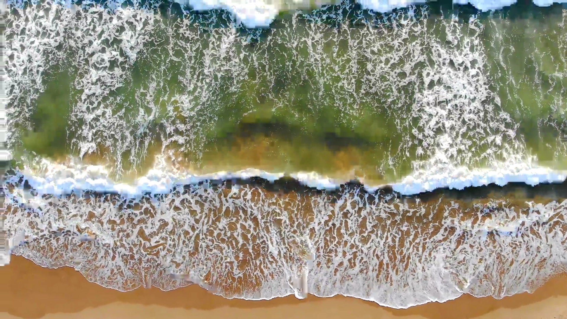 西班牙海滩的鸟瞰海浪来到海岸并在海岸外形成泡沫和气泡。无人驾驶飞机的样子。背景或纹理