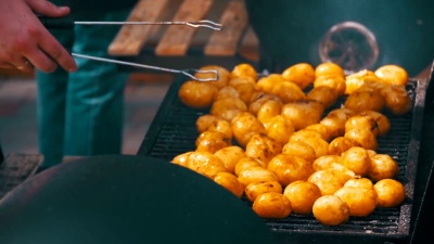 小土豆在慢动作的烤架上准备