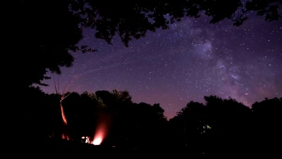 在星空下露营。惊人的延时