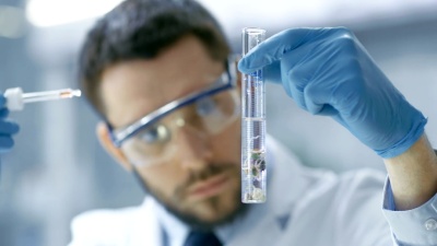 在现代实验室中，食品科学家通过使用滴管和试管中的植物合成化合物进行实验。