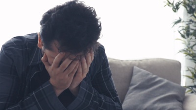 悲痛万分