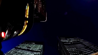 夜间建筑-仰望天空