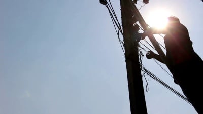 剪影电工新接线在电杆上
