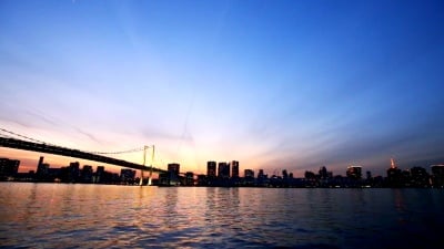 日出时横跨河流的悬索桥