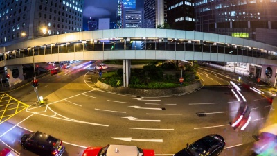 夜间通过现代城市的交通，延时摄影