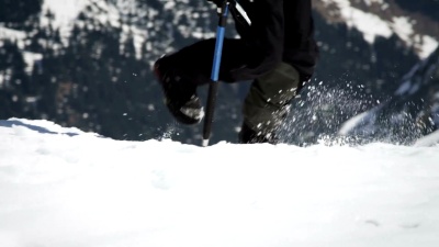 登山者在白雪覆盖的山上行走