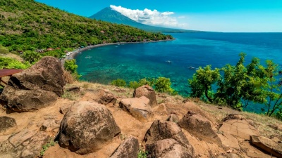 印度尼西亚巴厘岛Amed村阿贡火山和海洋风景的延时。