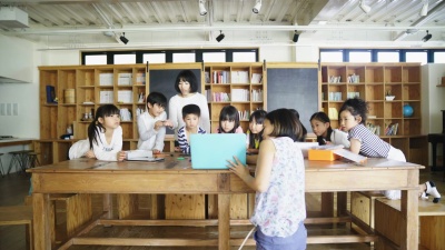 教师在技术课上向学生展示笔记本电脑上的信息