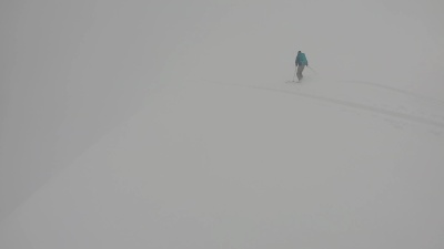 高山滑雪者下降粉坡的POV