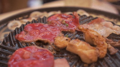 烹饪烧烤和烤炉上的木炭。关闭日本餐厅烤牛肉。生牛肉片，用于烧烤或日式食物