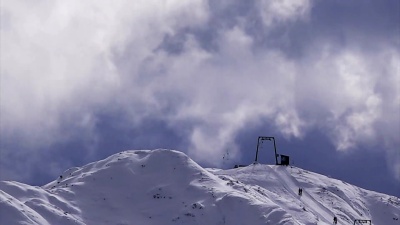 山坡滑雪者在滑雪胜地使用滑雪车