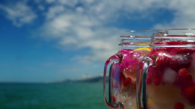 海洋背景上的水果饮料