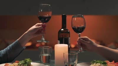 男人和女人用红酒碰杯