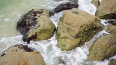 波浪撞击岩石