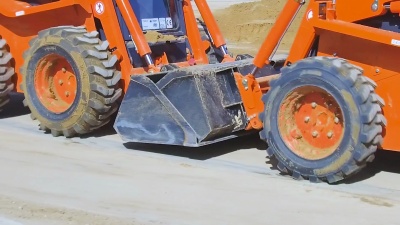 小型装载机的工作。其中一人推另一人