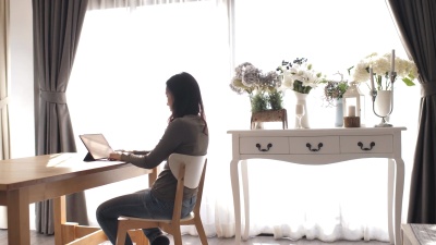 在家里用笔记本电脑工作的女人