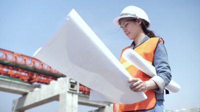 女建筑师对施工现场图纸的探讨