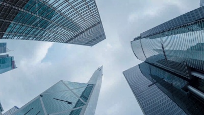 蓝天的现代商业建筑。