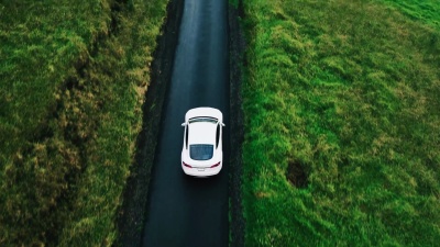 鸟瞰电动汽车在乡村公路上行驶