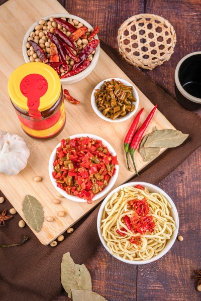 美食系列写实辣椒瓶装辣椒使用场景