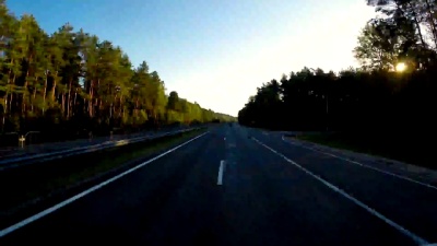 日出时分在高速公路上行驶的Timelapse汽车