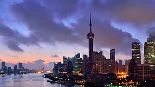   上海天际线在黎明到白天的延时摄影，中国