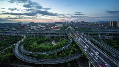 现代城市中心区的道路交叉口。延时