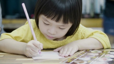 母亲和女儿在画