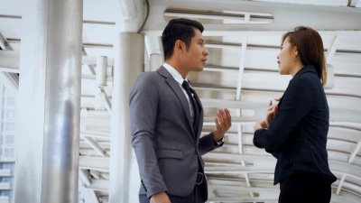 在现代城市里，严肃的商务人士在外面为工作争论不休