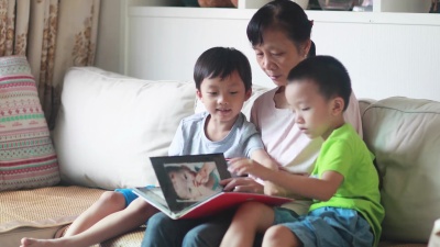 祖母给她的孙子们读书。