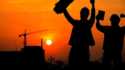 工程师和建筑师对这座建筑的建设成就感到高兴。在日落的时候