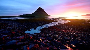 冰岛奇妙的日落，一座陡峭的山和粉红色的天空构成了一幅令人难以置信的画面