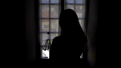 年轻女子打开窗户清晨意大利中世纪小镇