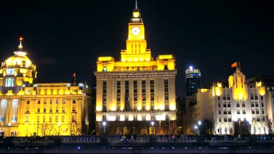 移动黄浦江上的河船拍摄视图，以浦西北部的天际线为背景
