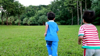 可爱的孩子在公园玩耍，高清慢动作