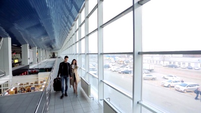 女人陪男人旅行，为手牵手机场