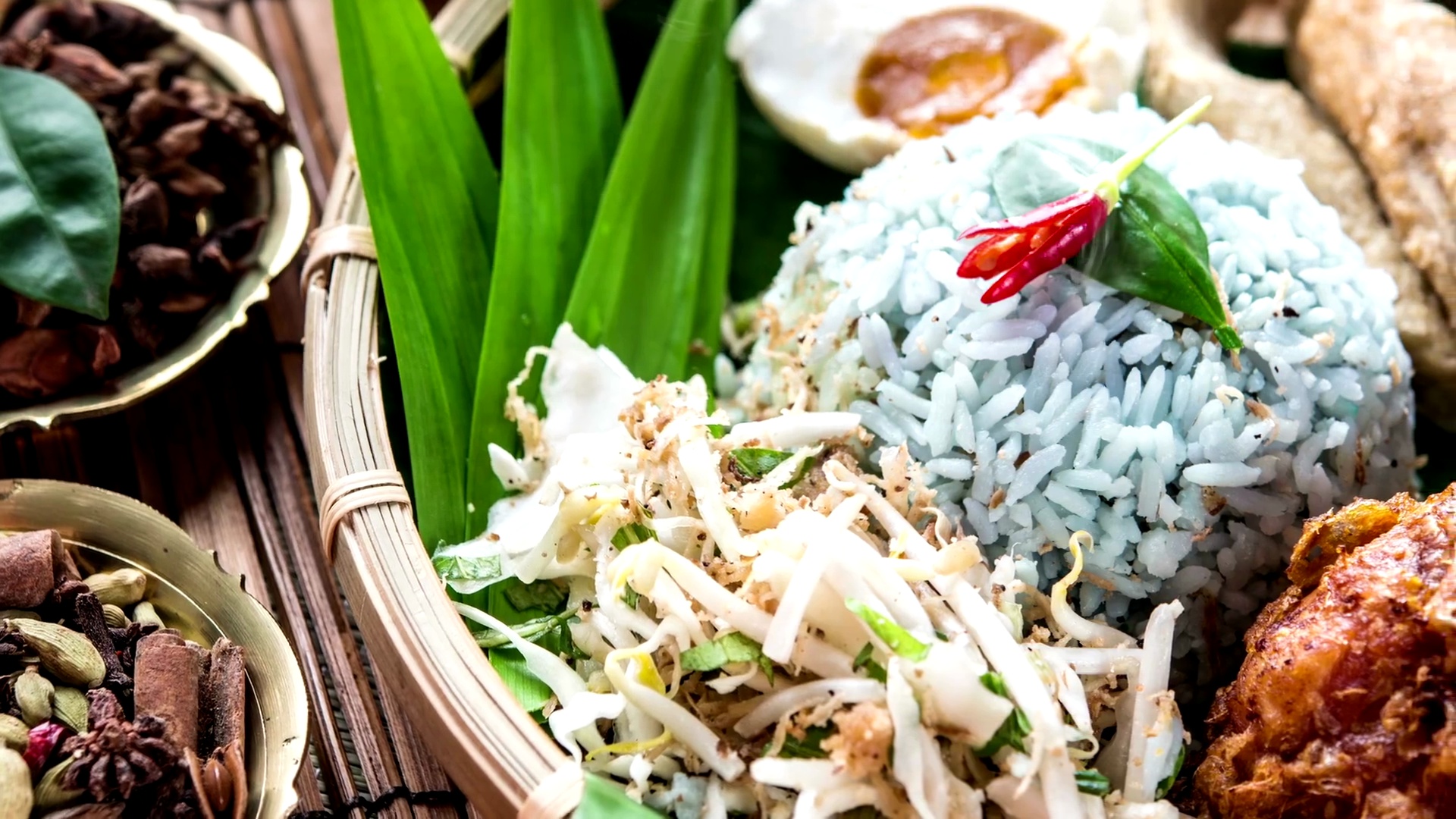 Nasi kerabu或nasi ulam