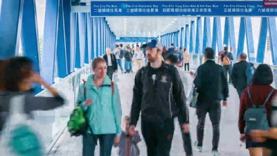 香港城市公共人行道上的人群，延时摄影
