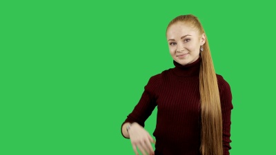 一个留着红色长发的年轻亚裔妇女举手示意