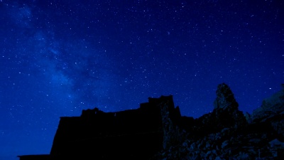 摩洛哥Ait-Ben-Haddou城堡上空银河系的夜星时差，电影“权力的游戏”中的外观