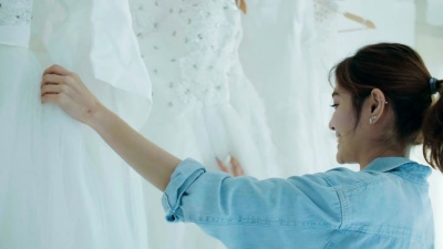 女时装设计师处理婚纱
